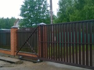Ворота откатные коричневые из штакетника